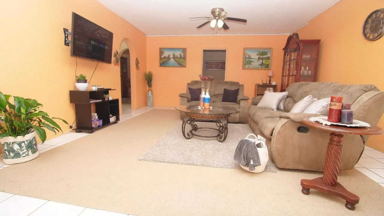 876 Ja Oasis & Homestay - By Kingston Airport